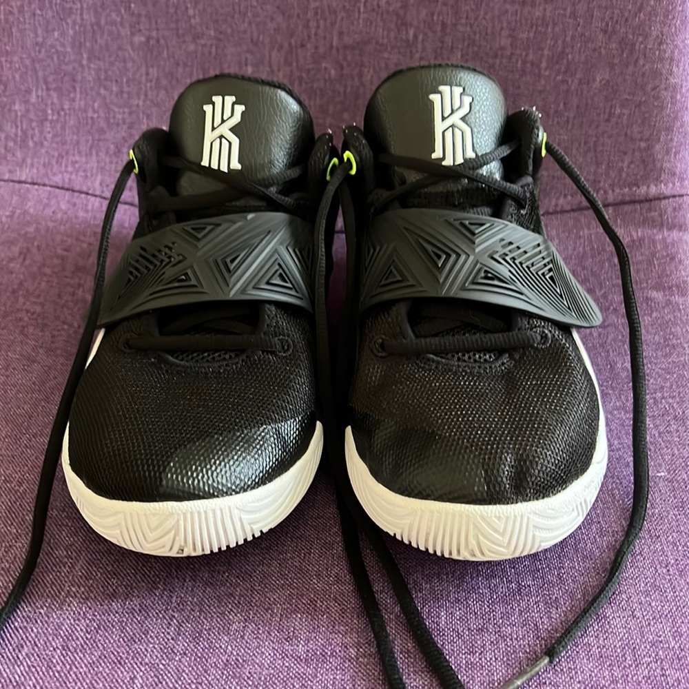 🔥🔥final price drop🔥🔥 Nike Kyrie Flytrap 3 (Womens 8/Big Kids 6.5)